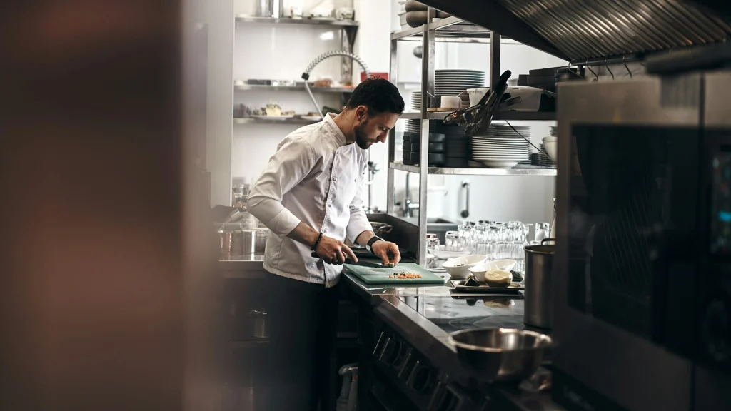 cuisinier dans une cuisine professionnelle de restaurant